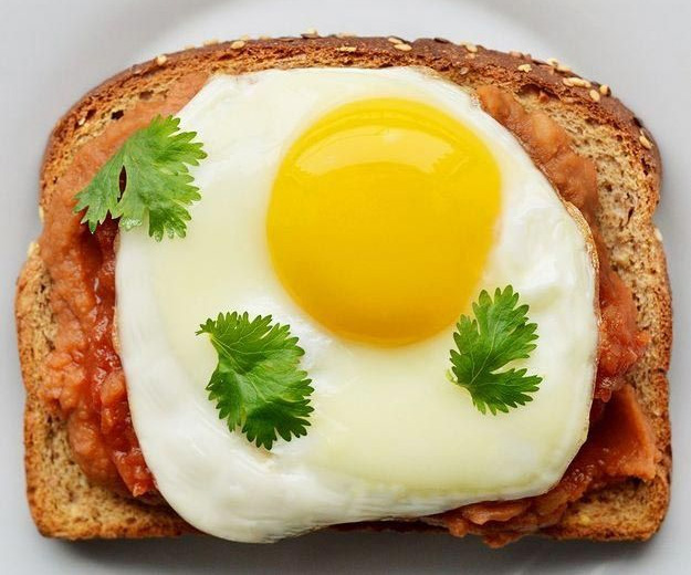 идеи на завтрак: Тост с фасолью и яйцом