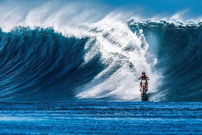 Робби Мэддисон по воде на мотоцикле