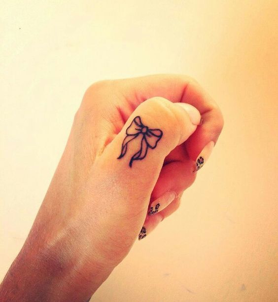 татуировка бант на пальце