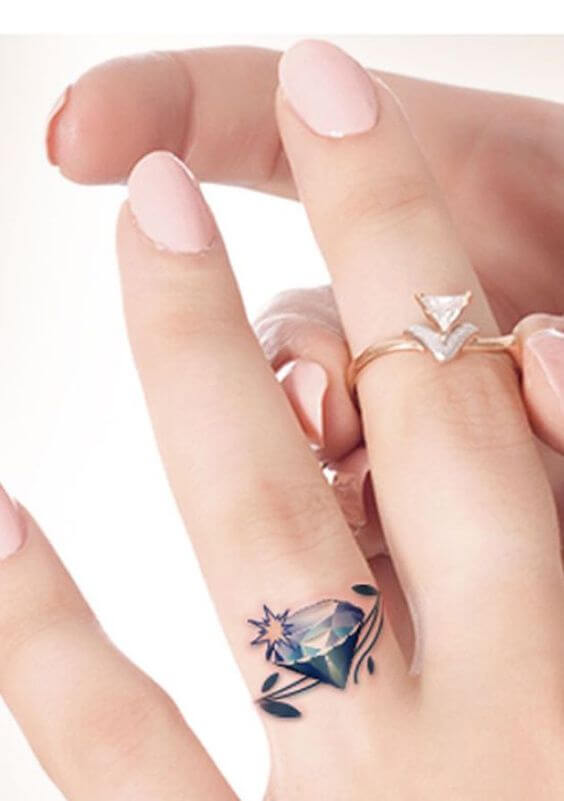 татуировка на пальце кольцо