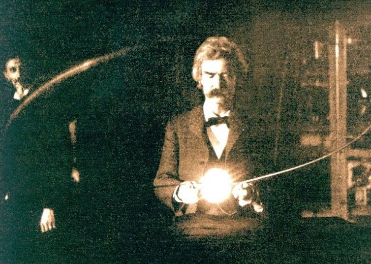 Марк Твен держит экспериментальную вакуумную лампу Теслы, 1894 год.