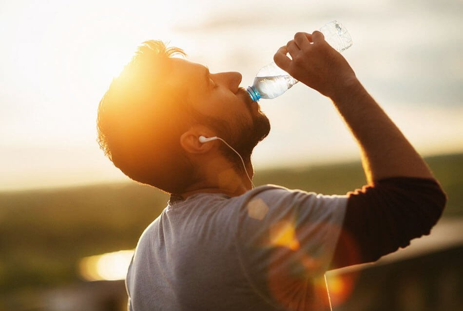 пить воду в жаркую погоду