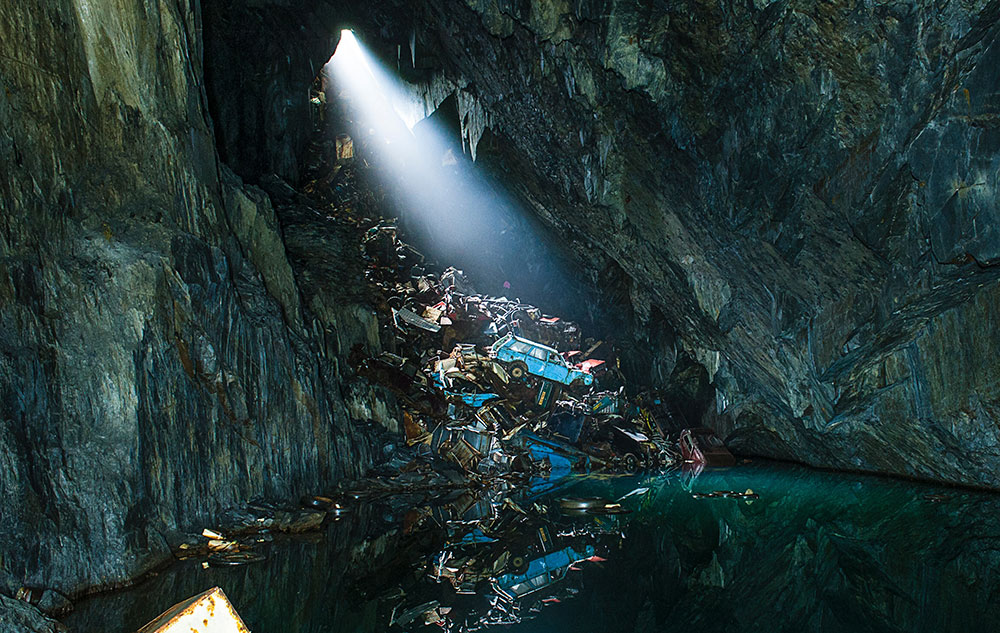 антропоцен: свалка мусора в пещере