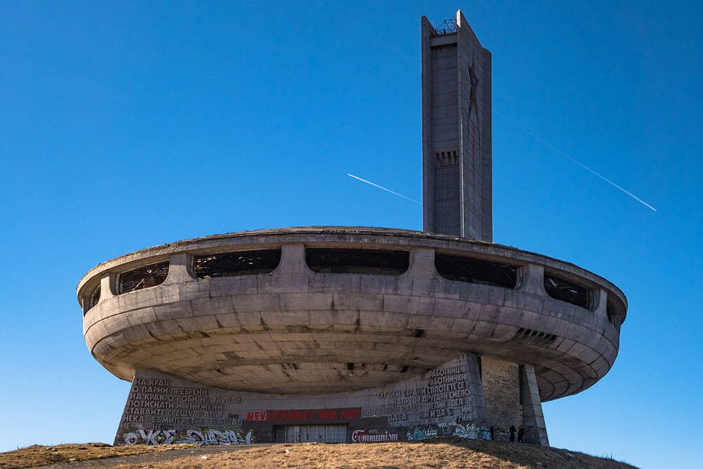 Заброшенный монумет в Болгарии
