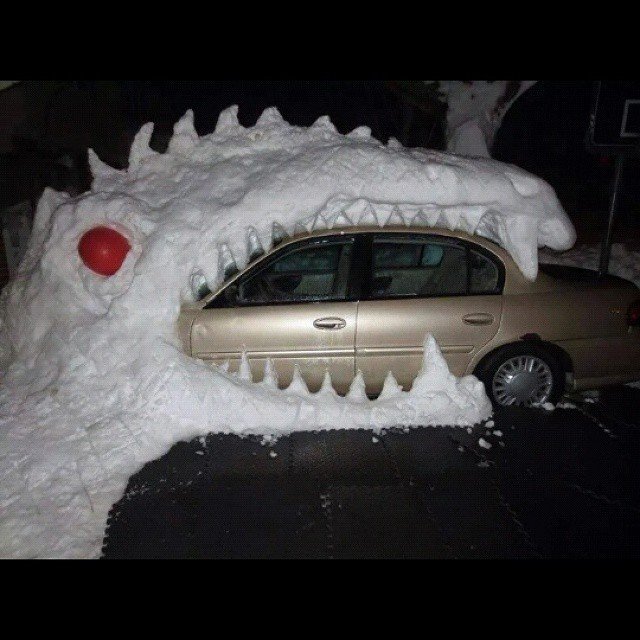 снежная скульптура на автомобиле