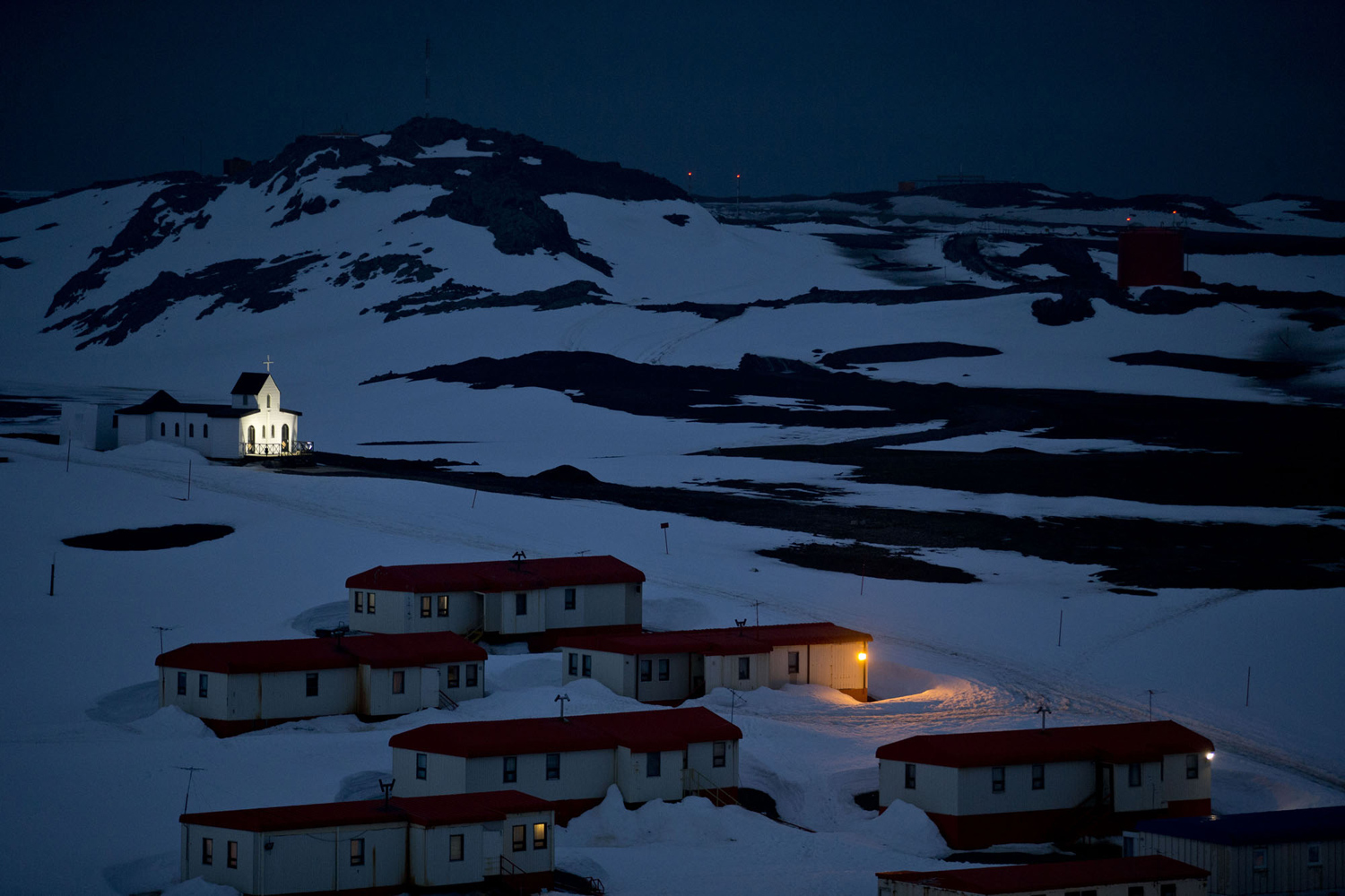 Поселение и церковь в Антарктиде