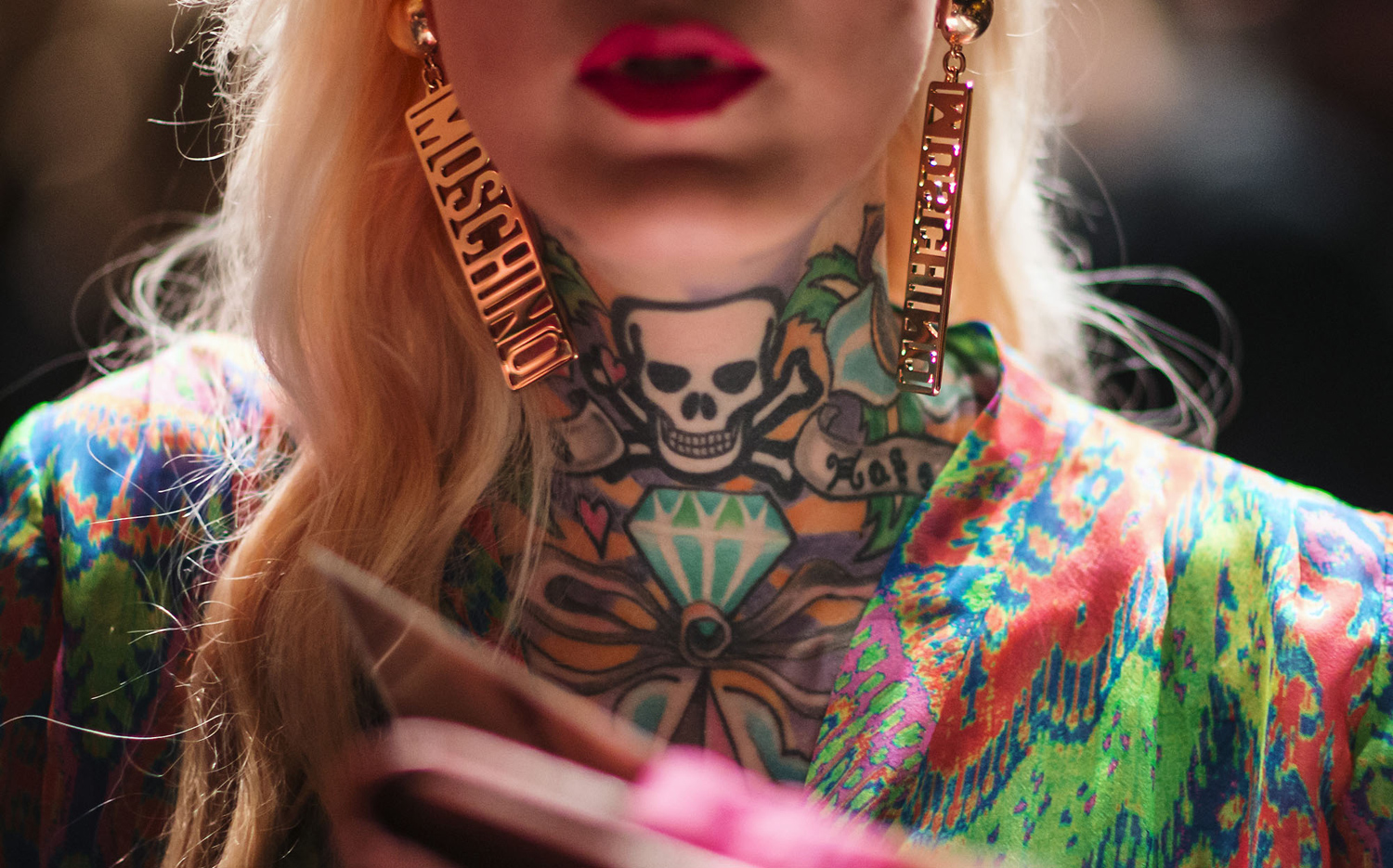 девушка с татуировкой