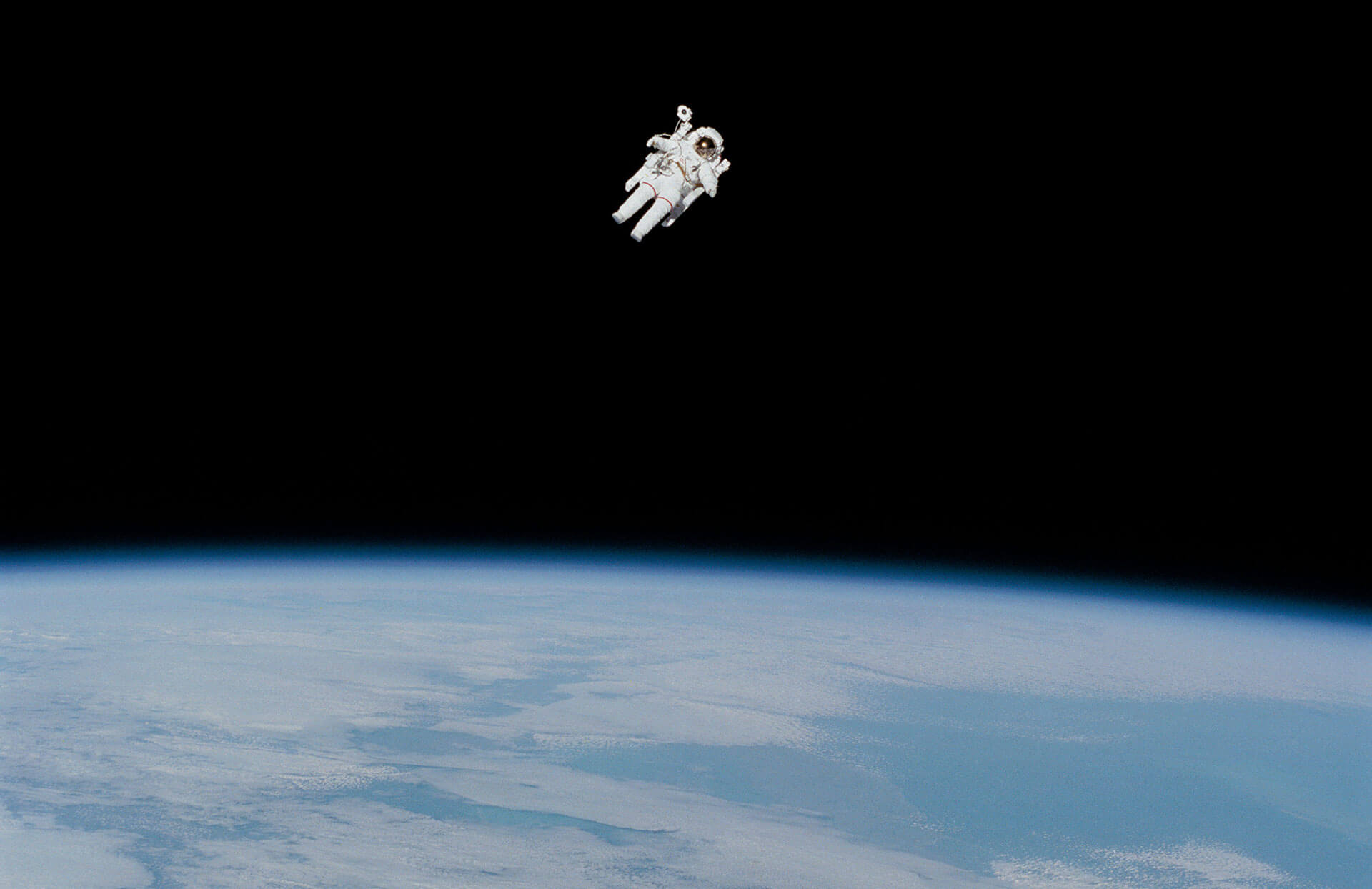 астронавт в космосе