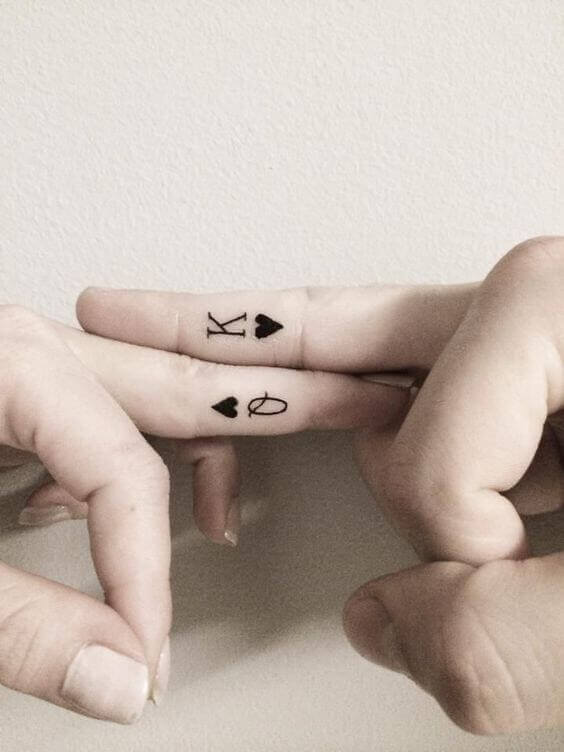 парные татуировки на пальцах