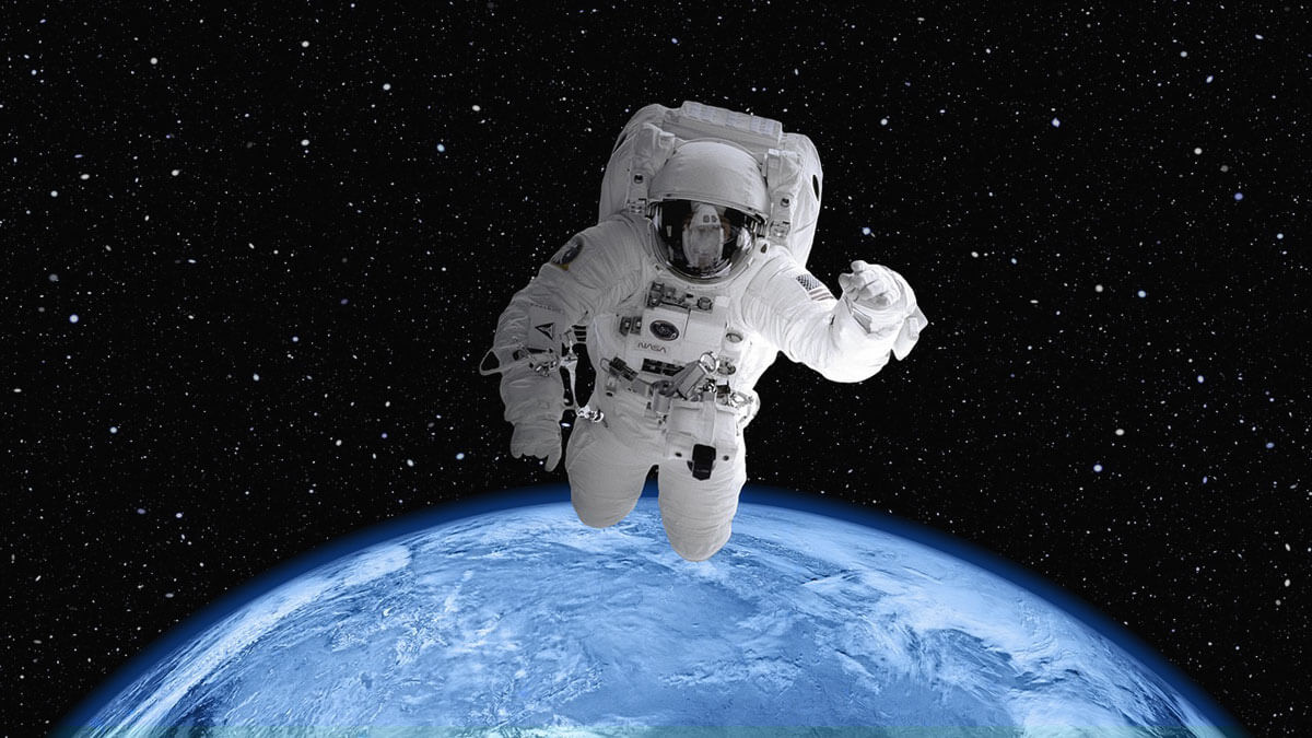 космонавт на фоне Земли