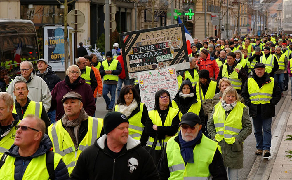 Желтые жилеты протестуют против цен на топливо в Париже, Франция - 17 ноября 2018 года